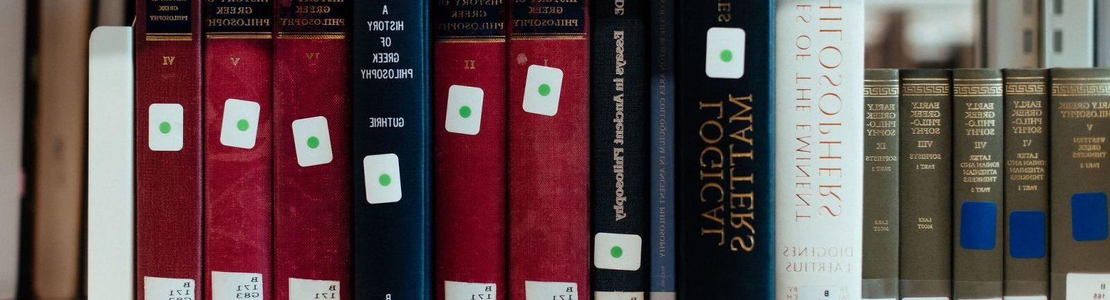 新查尔斯图书馆里的一排哲学课本.